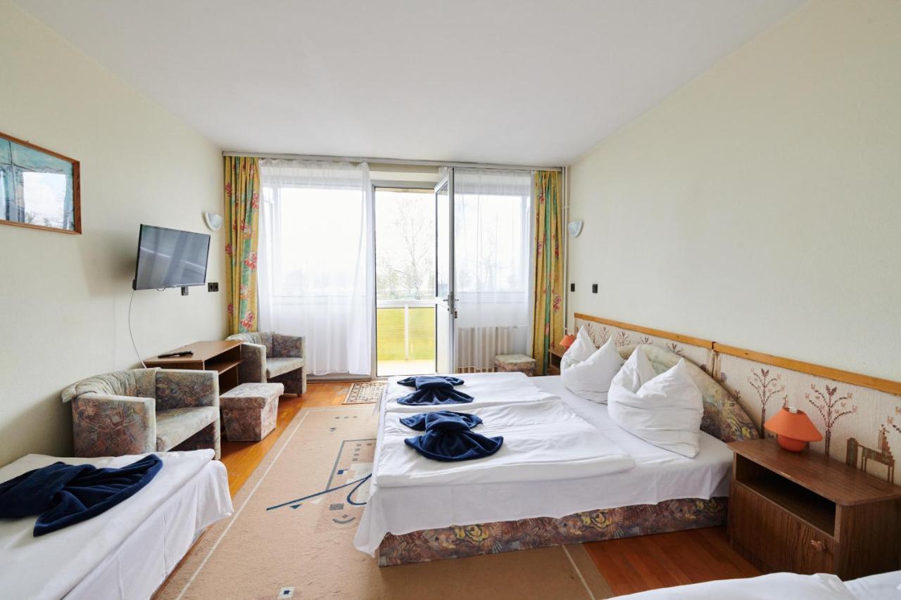Retro Lido - Vonyarcvashegy Hotel Ngoại thất bức ảnh